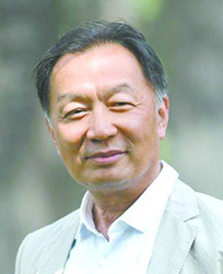 ▲温铁军（教授）著名三农问题专家。中国人民大学学术委员会副主任，中国人民大学乡村建设中心主任；西南大学中国乡村建设学院执行院长；福建农林大学海峡乡村建设学院执行院长。&nbsp;国务院学位委员会第六、七届农林经济管理学科评议组成员，国家环境咨询委员会委员、中国农业经济学会副会长。农业部、环保部、商务部、国家林业局、国家粮食局、北京市、福建省等省部级特聘专家。先后主持多个国家级重大、重点课题，并荣获